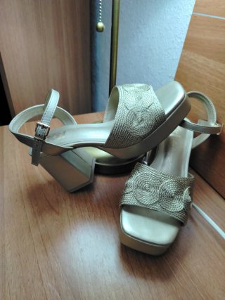 Sandalias Xti Plataforma Tacón dorado