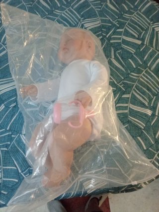 Muñeca bebé con chupete y biberón