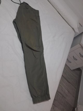 Pantalón Pull&Bear verde militar talla XL