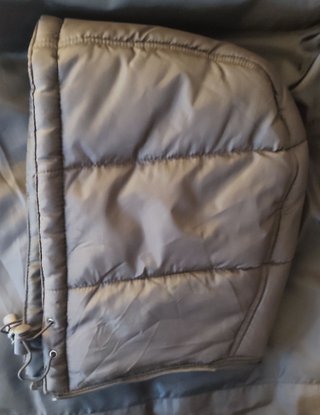 Chaleco acolchado marrón y beige