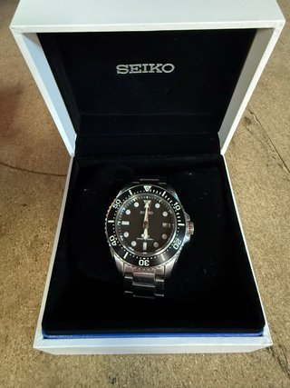 Reloj Seiko Negro y Plateado