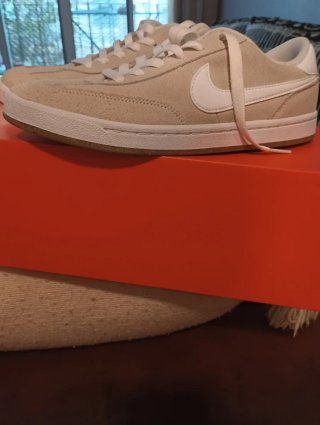 Zapatillas Nike Beige y Blanco