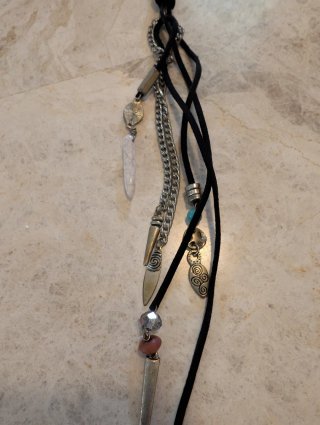 Collar largo plateado y negro con colgantes