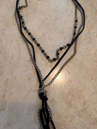 Collar largo plateado y negro con colgantes