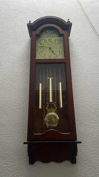 Reloj de péndulo de madera