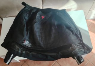 2 Chaquetas Moto Negra y Roja dainese