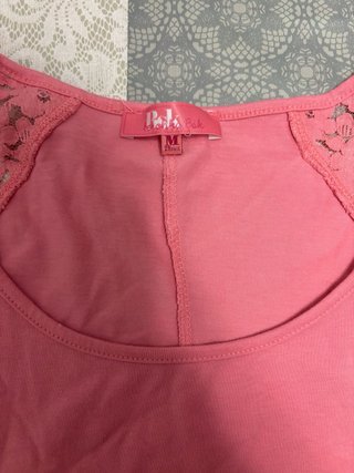 Camiseta Bershka rosa con encaje
