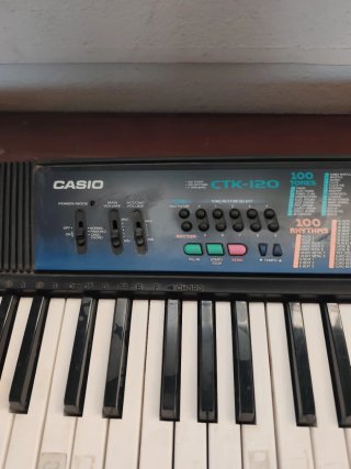 Teclado Casio con soporte y libro