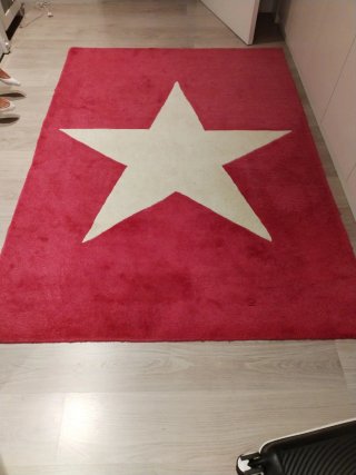 Alfombra roja con estrella blanca