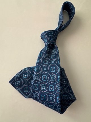 Corbata azul con estampado geométrico