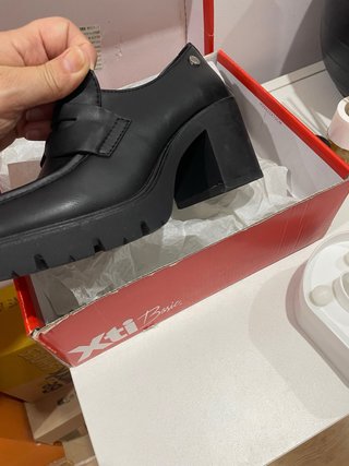 Zapato XTI negro tacón y cuña
