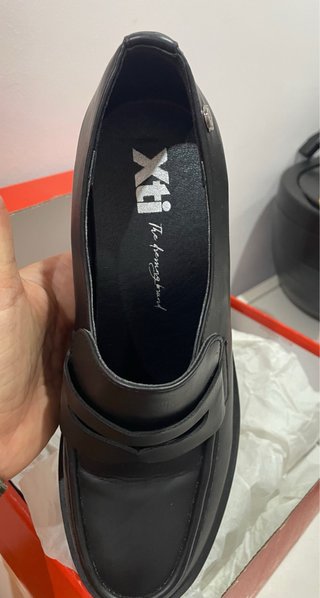 Zapato XTI negro tacón y cuña