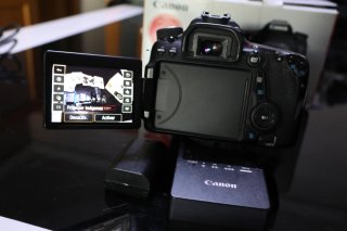 Canon EOS 70D + Lente EF-S 15-85mm + Grip