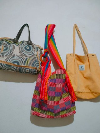 Lote de bolsos multicolor y amarillo