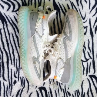 Zapatillas deportivas Décimas plateadas y blancas