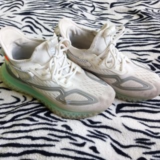 Zapatillas deportivas Décimas plateadas y blancas