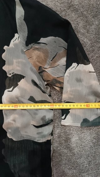 Blusa fluida manga 3/4 floral cuello pico