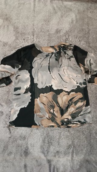 Blusa fluida manga 3/4 floral cuello pico