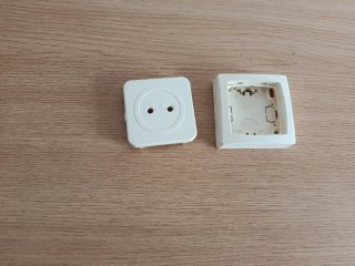 Enchufe y caja de pared blanca