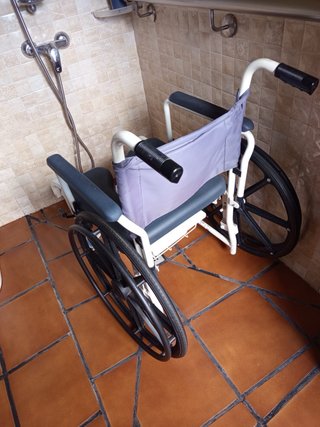 Silla de ruedas para baño