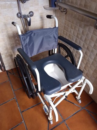 Silla de ruedas para baño
