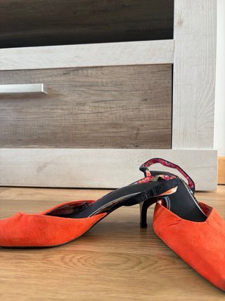 Zapatos tacón rojos slingback estampado floral