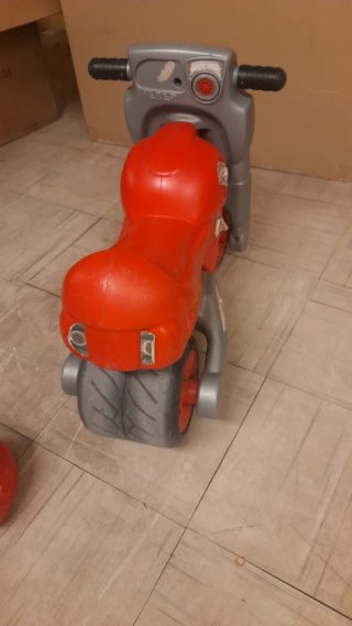 Moto de juguete roja