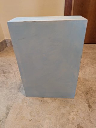 Cómoda azul de madera con tiradores