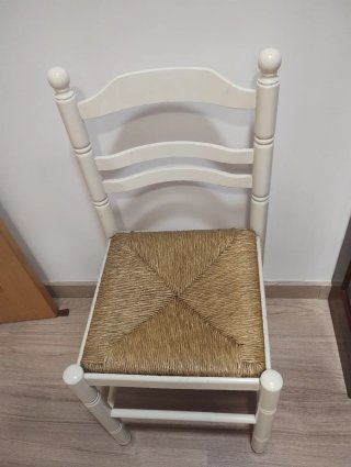 2 Sillas Blancas con Asiento de Mimbre