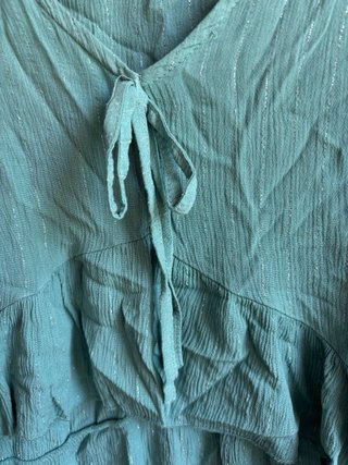 Blusa azul con lazada y volantes
