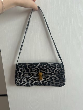 Bolso baguette leopardo gris con detalles dorados