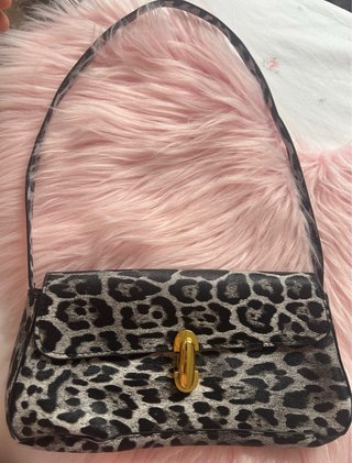 Bolso baguette leopardo gris con detalles dorados