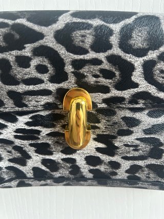 Bolso baguette leopardo gris con detalles dorados