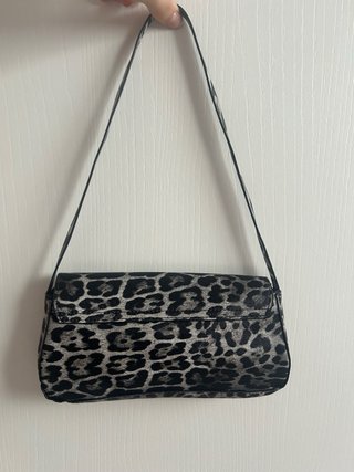 Bolso baguette leopardo gris con detalles dorados