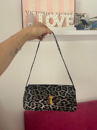 Bolso baguette leopardo gris con detalles dorados