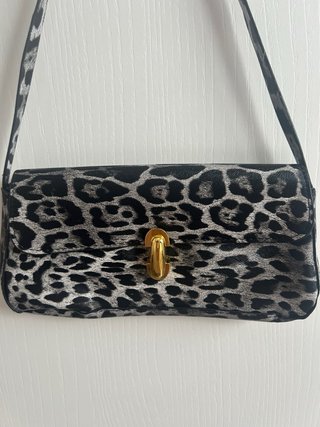 Bolso baguette leopardo gris con detalles dorados