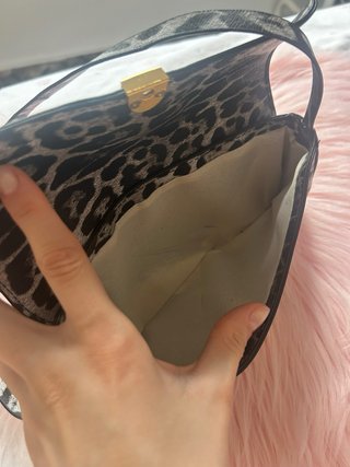 Bolso baguette leopardo gris con detalles dorados