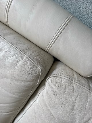 Sofá de piel blanco por mudanza