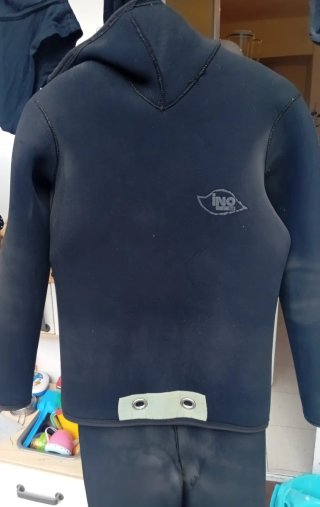 Buzo de neopreno con capucha