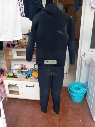 Buzo de neopreno con capucha