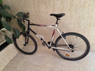 Bicicleta Montaña Blanca y Negra
