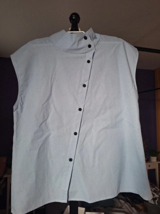 Camisa azul sin mangas