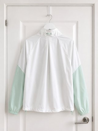 Cortavientos Under Armour verde y blanco