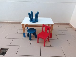 Mesa infantil y taburetes