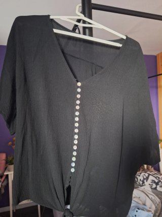 Camisa negra con botones y nudo