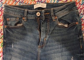 Pantalón pitillo desgastado azul