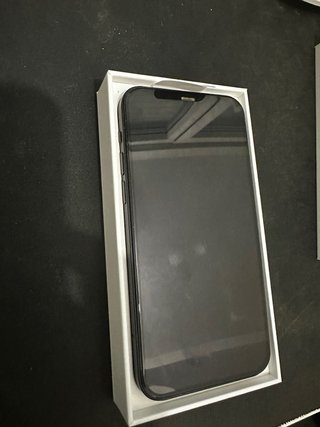 iPhone 12 con batteria gonfia