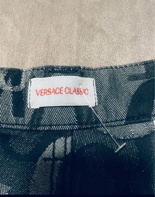 Pantalones Versace con logo