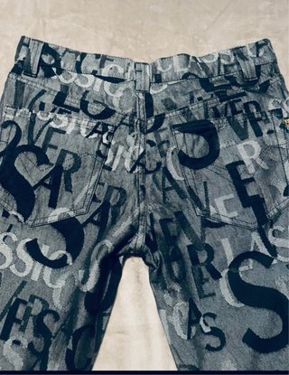 Pantalones Versace con logo