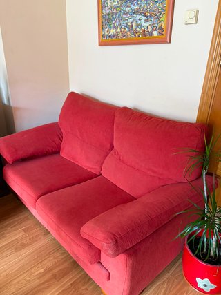 Sofá de tela rojo